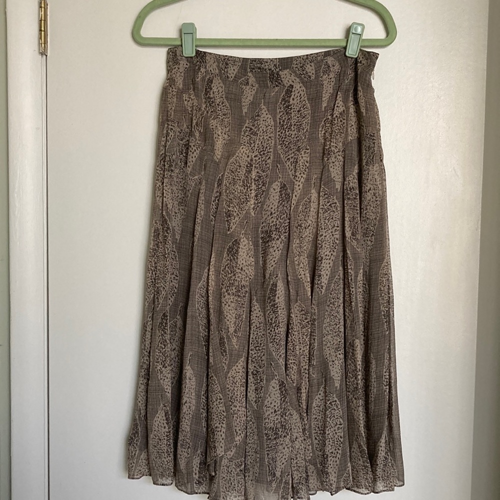 JONES NEW YORK pretty skirt with a little swirl at the bottom. Size 6.